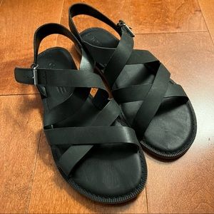 Tom’s black leather sandals (size: 6)